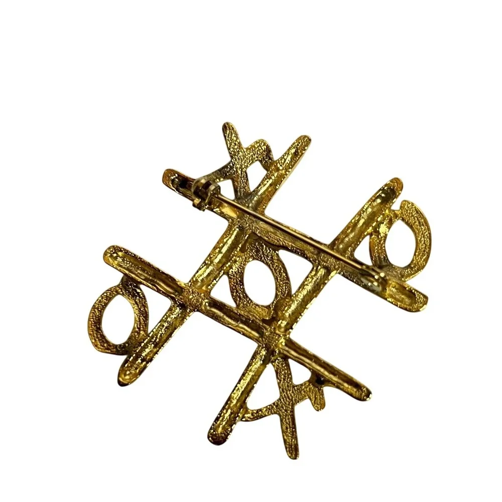 Vintage 1980s Tic Tac Toe Brooch Gold Tone Novelty Game Board Pin X and O 80s
